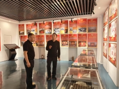 6月9日，什邡市档案馆馆长张烨锋（左一）率队赴喜德县开展援彝结对帮扶工作