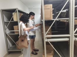 市档案馆工作人员正在接收档案