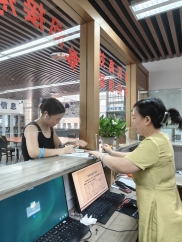 档案查询窗口工作人员耐心为群众办理查档业务